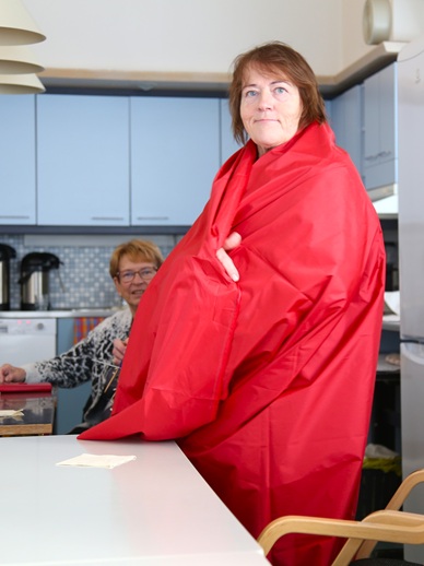 Sirpa Jämsä kietoutui avaruuspeittoon, mikä saattaa olla tarpeellinen lämmityspeitto.